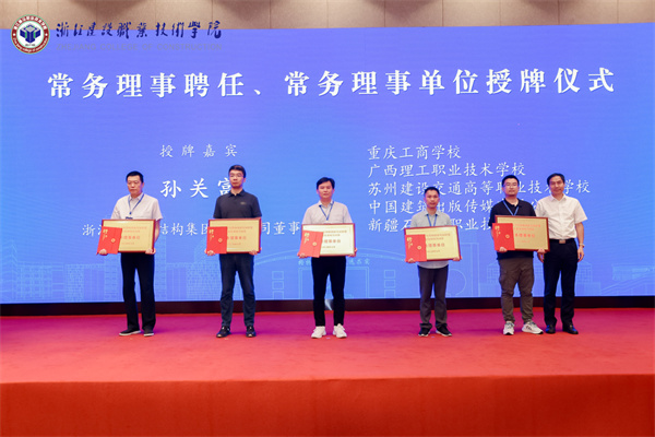 1728440351138069.jpg 孙总颁奖.jpg